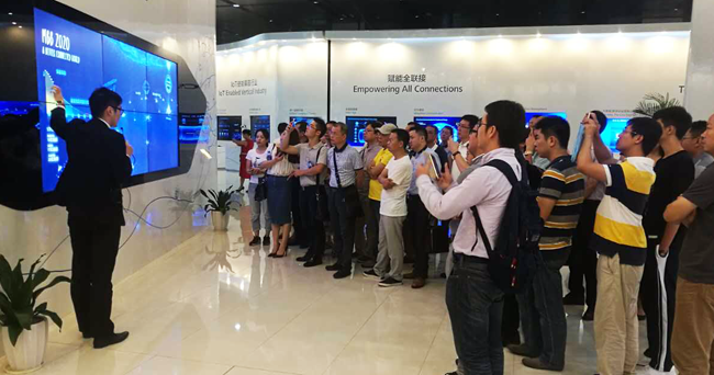 嘉賓們在華為坂田基地參觀現(xiàn)場