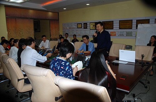 新品發布會現場，亞泰光電總經理鄭總首先致詞