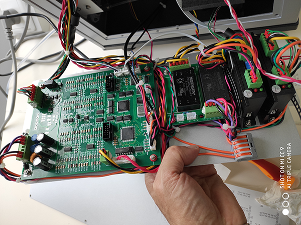 亞泰光電質(zhì)量部工程師客戶油液實(shí)驗(yàn)室現(xiàn)場顆粒計(jì)數(shù)器維護(hù)